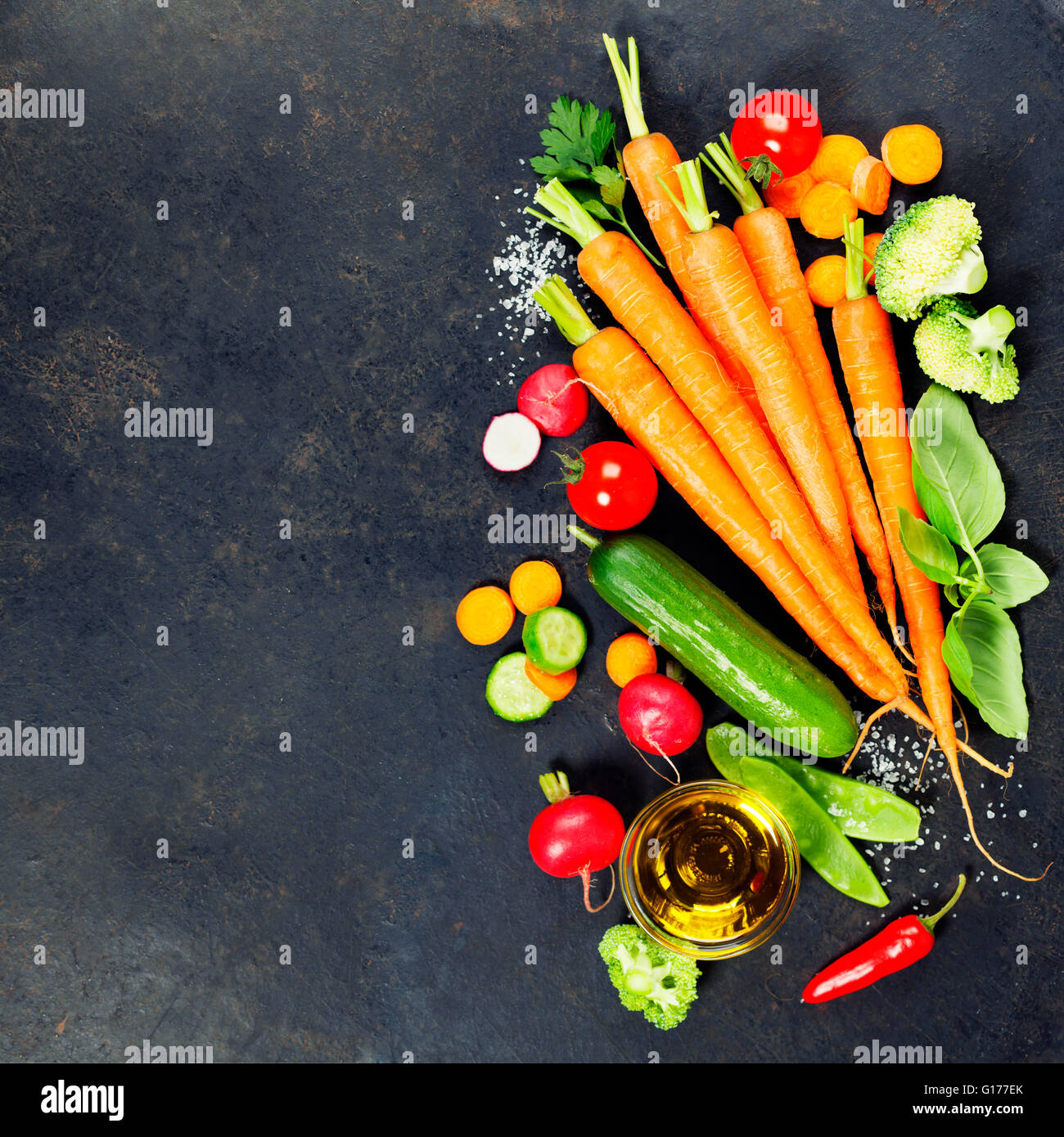 Frisches Bio-Gemüse auf dunklem Hintergrund rustikal. Gesunde Ernährung. Vegetarische Kost. Frische Ernte aus dem Garten. Hintergrund-l Stockfoto