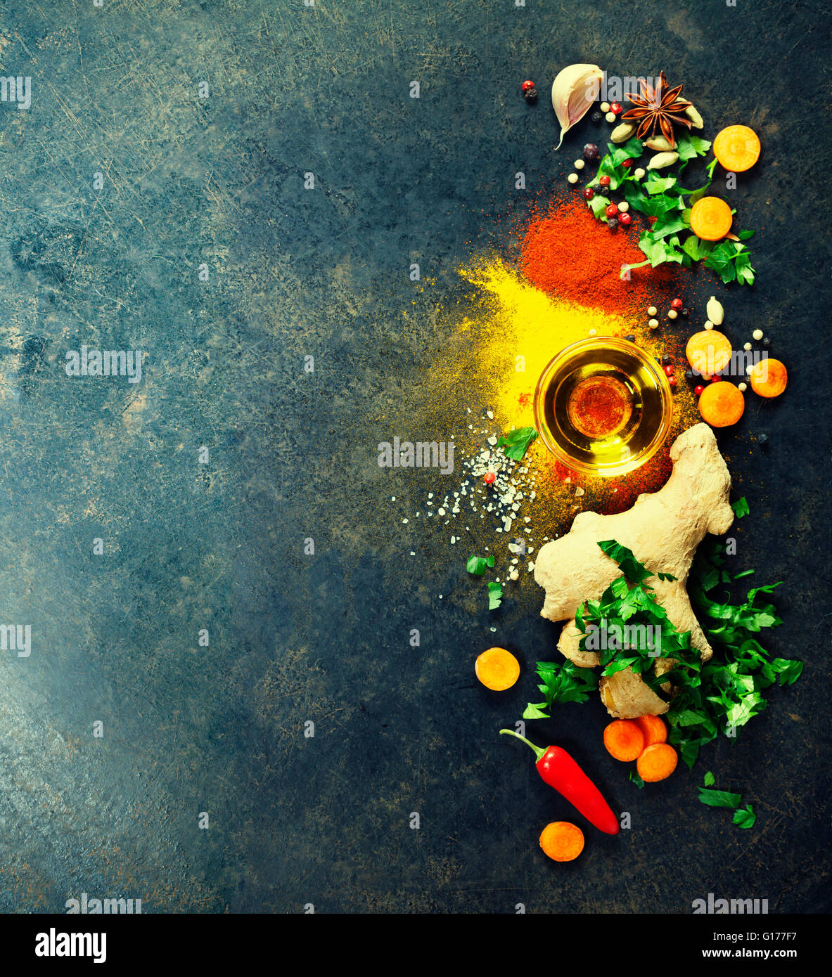 Frische Zutaten auf dunklem Hintergrund. Vegetarische Kost, Gesundheit oder Koch-Konzept. Hintergrund Layout mit Freitext-Raum. Stockfoto