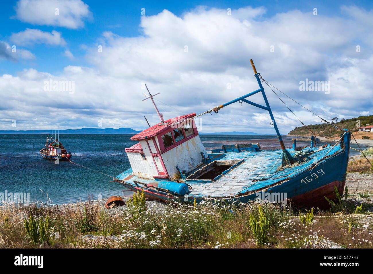 Ein altes Fischerboot am Ufer der Straße von Magellan am Punta Carrera in der Nähe von Punta Arenas, Chile, Südamerika. Stockfoto