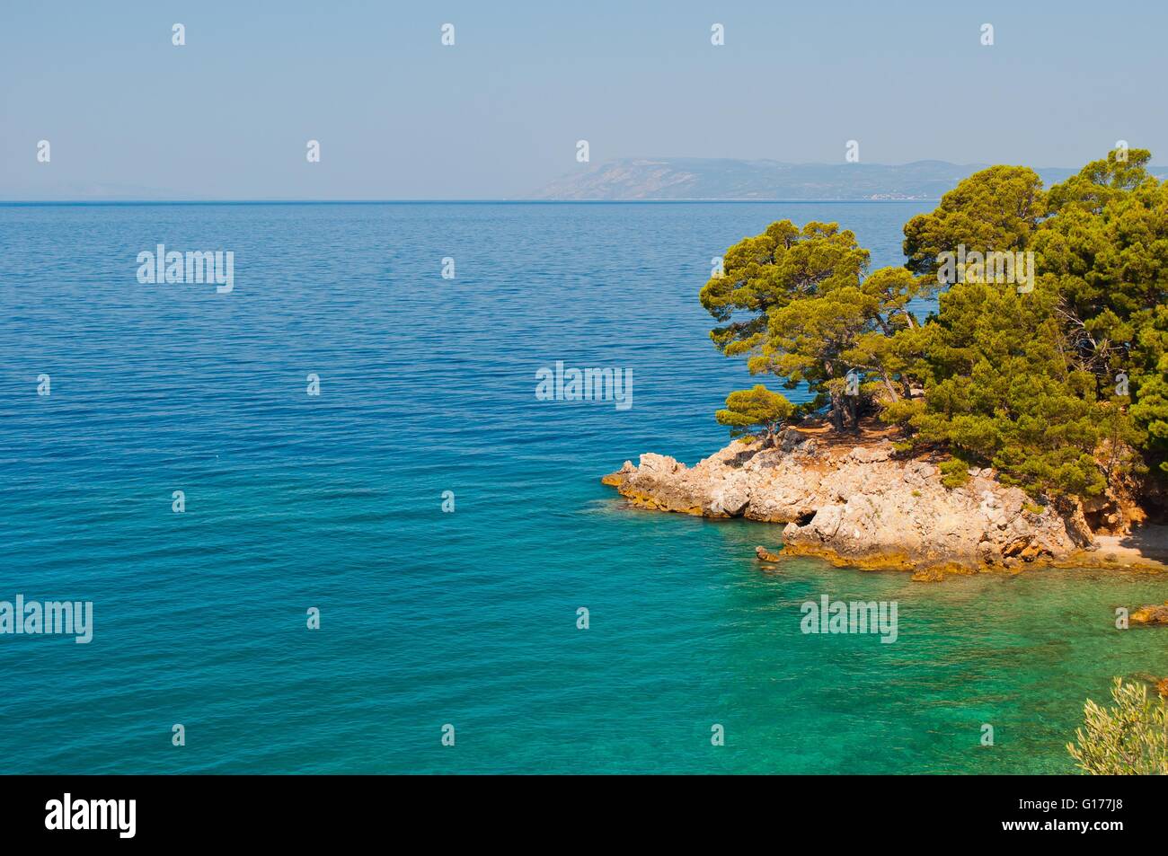 Küste der Adria in Dalmatien in der Nähe von Podgora, Kroatien Stockfoto