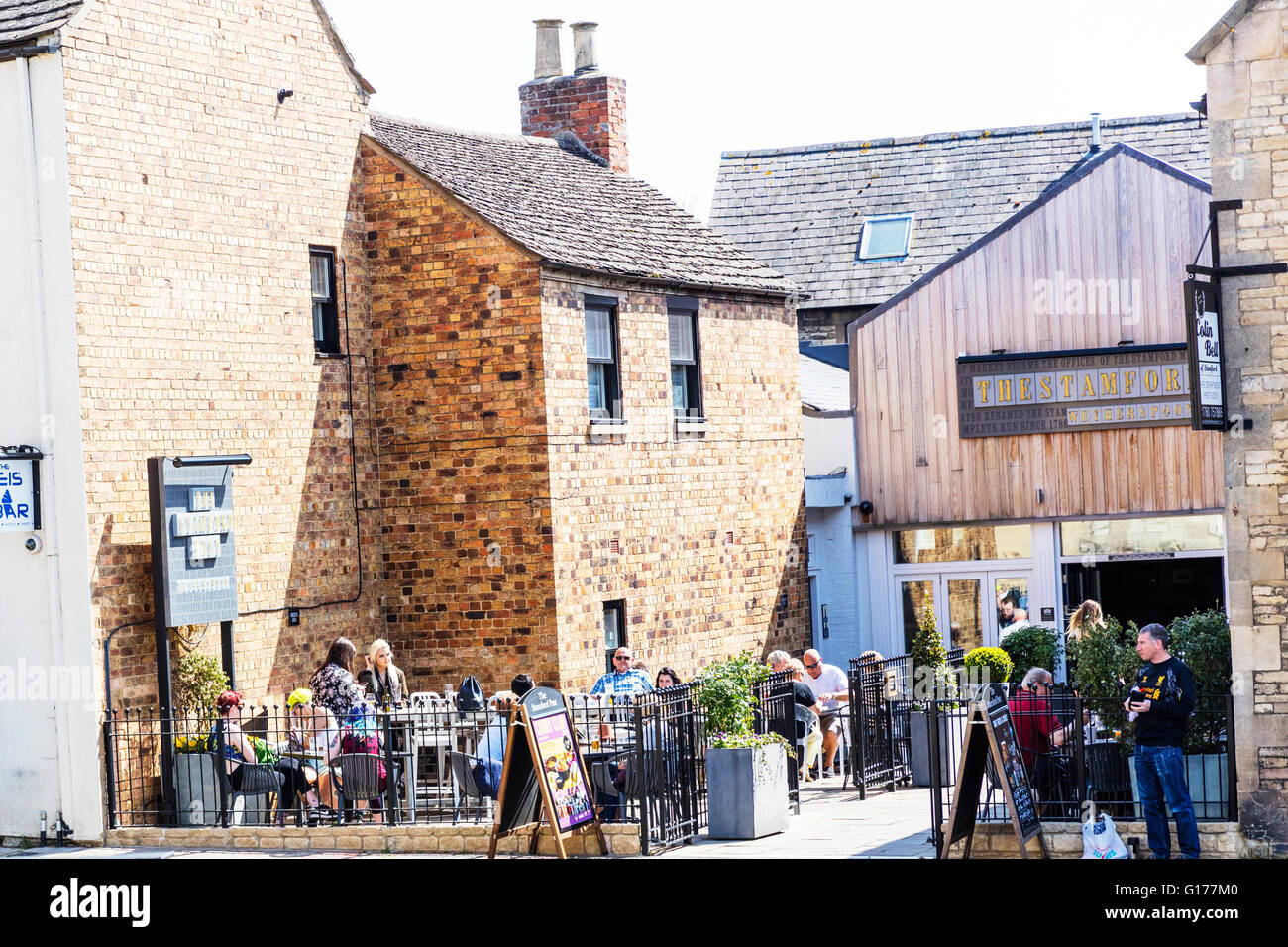 Biertrinker Garten genießen Sonne Sonne und trinken außerhalb al Fresco Getränke Wortspiel Alkohol UK England englische Städte Stockfoto