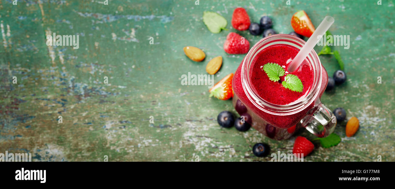 Beeren-Smoothie auf rustikalen Hintergrund - gesundes Essen, Detox oder Diät-Konzept Stockfoto