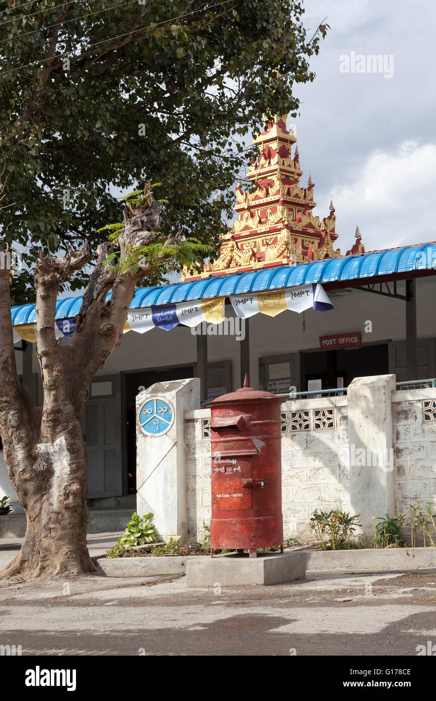 Ein Briefkasten in der Nähe der Post, in Nyaungshwe (Myanmar). Die Post in Myanmar ist bekannt für seine Langsamkeit. Stockfoto
