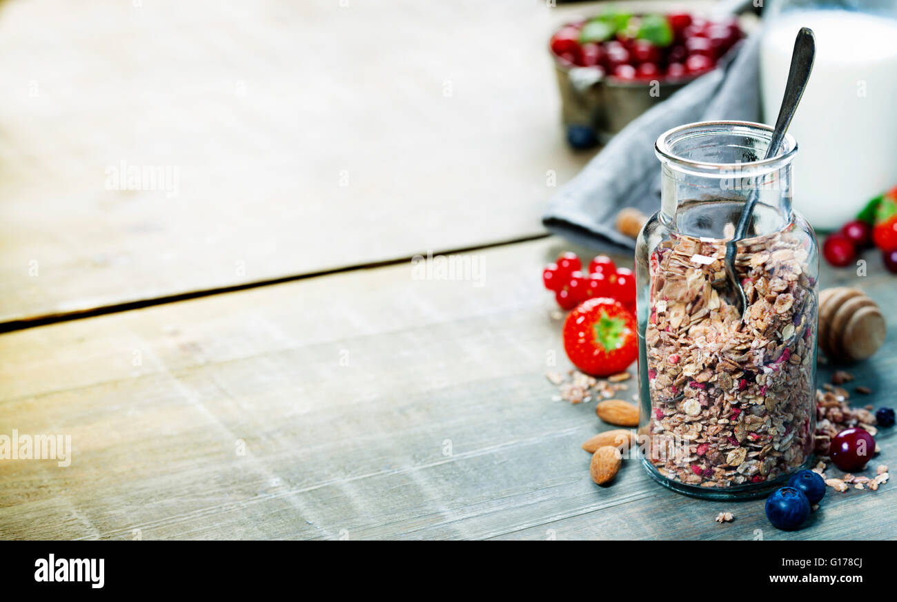 Nahaufnahme von Glas mit Müsli oder Müsli auf Tisch - gesundes Essen, Detox oder Diät-Konzept Stockfoto