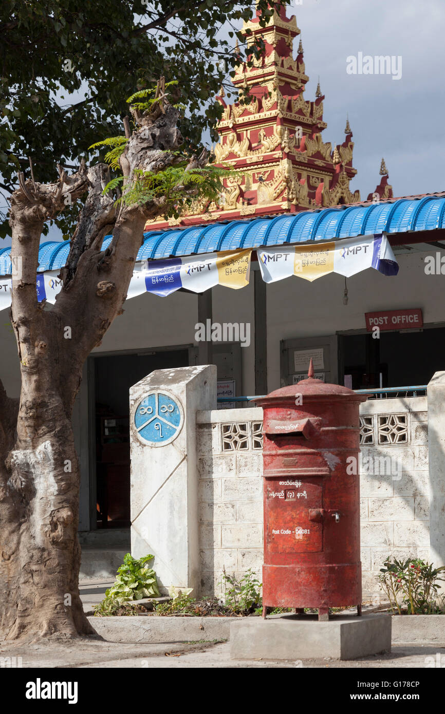 Ein Briefkasten in der Nähe der Post, in Nyaungshwe (Myanmar). Die Post in  Myanmar ist bekannt für seine Langsamkeit Stockfotografie - Alamy