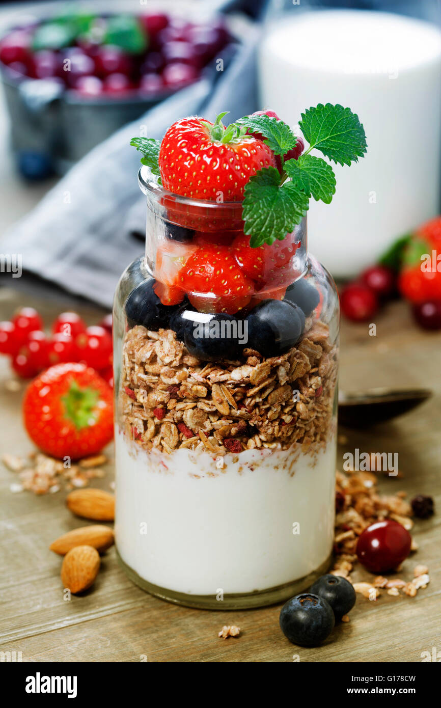 Joghurt mit gebackenem Müsli und Beeren - gesundes Frühstück Konzept Stockfoto