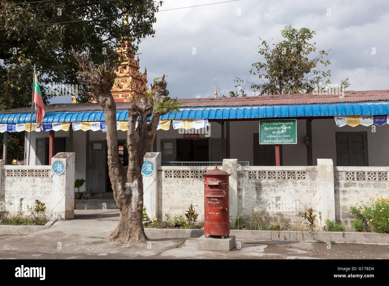 Ein Briefkasten in der Nähe der Post, in Nyaungshwe.The Birma Postdienst für seine Langsamkeit und nicht für Effizienz bekannt ist. Stockfoto