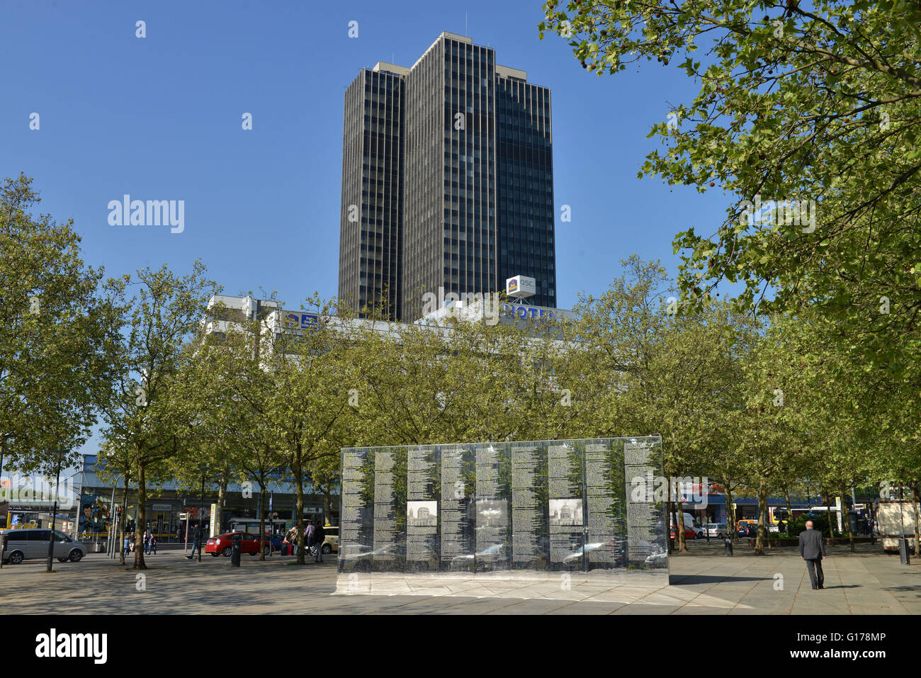 Hochhaus Steglitzer Kreisel, Spiegelwand, Holocaust-Gedenken, Hermann-Ehlers-Platz, Steglitz, Berlin, Deutschland / Holocaust-Gedenkstaette Stockfoto