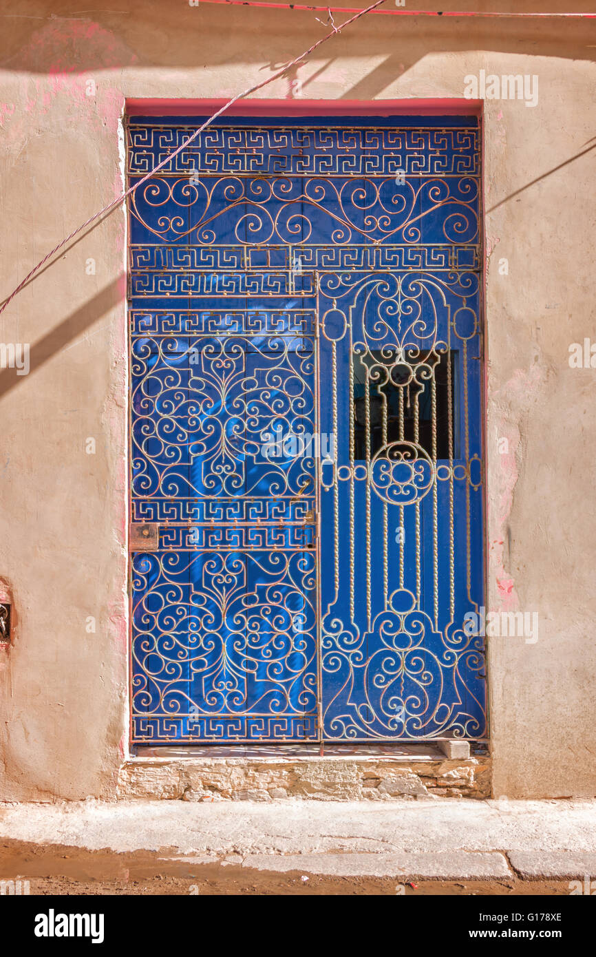 Alte blaue Tür in Havanna, Kuba Stockfoto