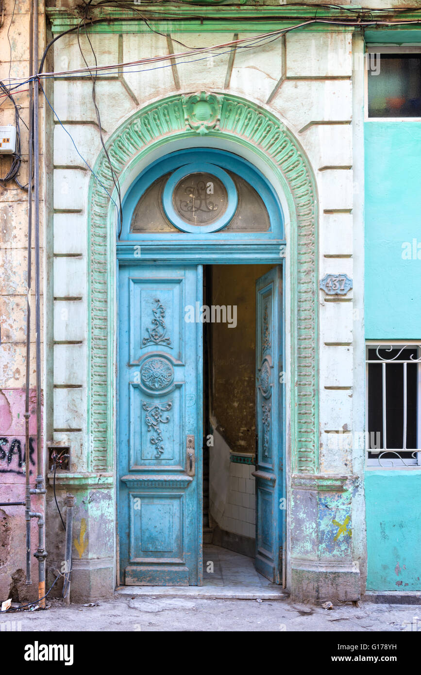 Alte blaue Tür in Havanna, Kuba Stockfoto