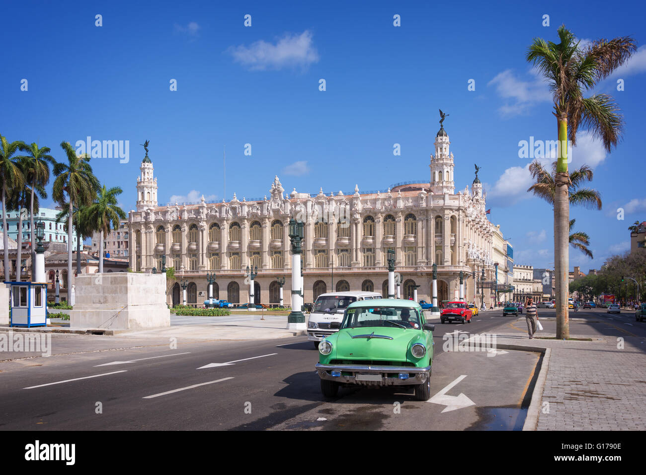 Amerikanische Oldtimer auf Paseo del Prado, Gran Theatro De La Havanna in Backgroung, Kuba Stockfoto