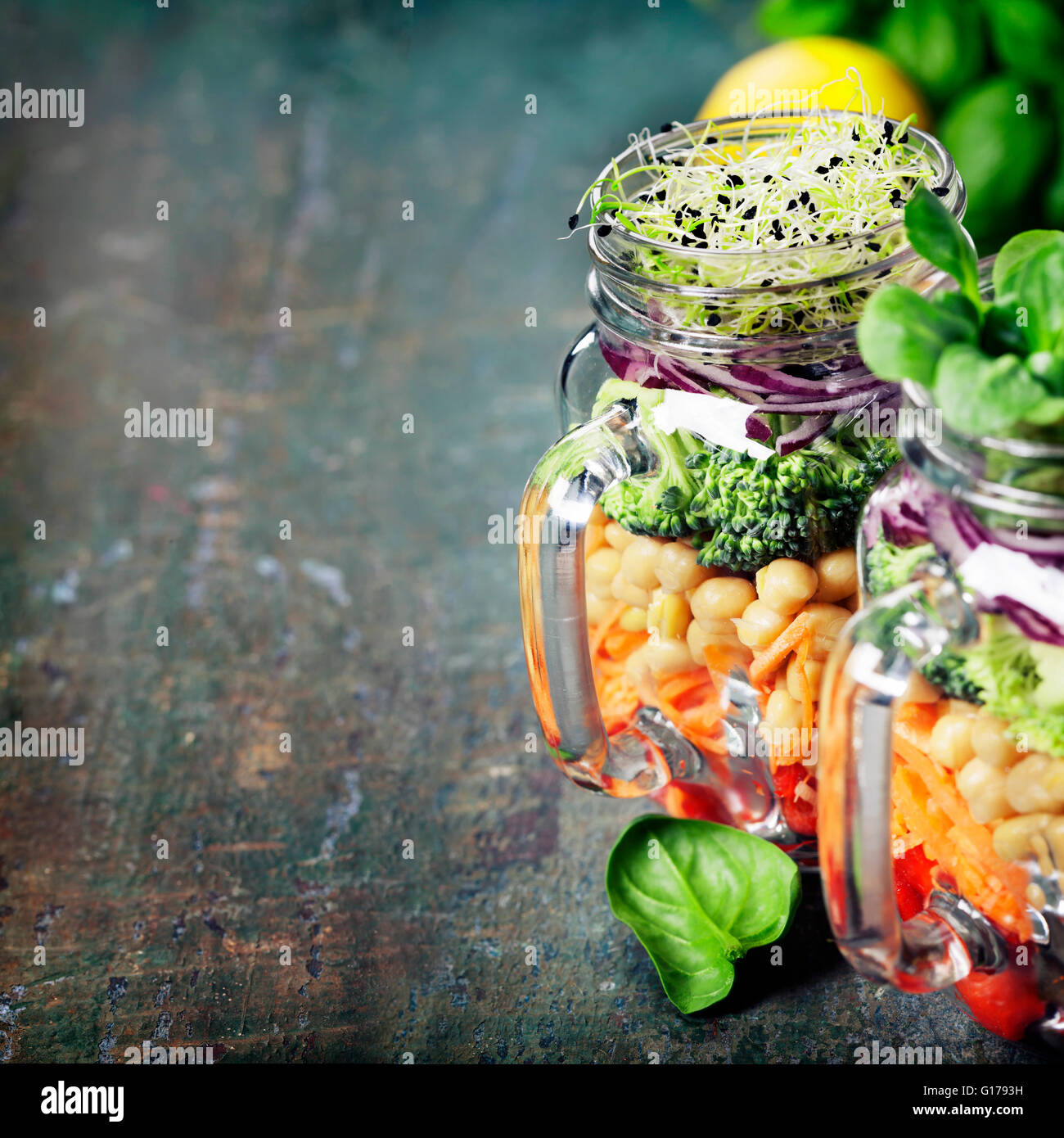 Gesunde hausgemachte Mason Jar-Salat mit Kichererbsen und Gemüse - gesunde Ernährung, Diät, Detox, sauber Essen oder vegetarische Konzept Stockfoto