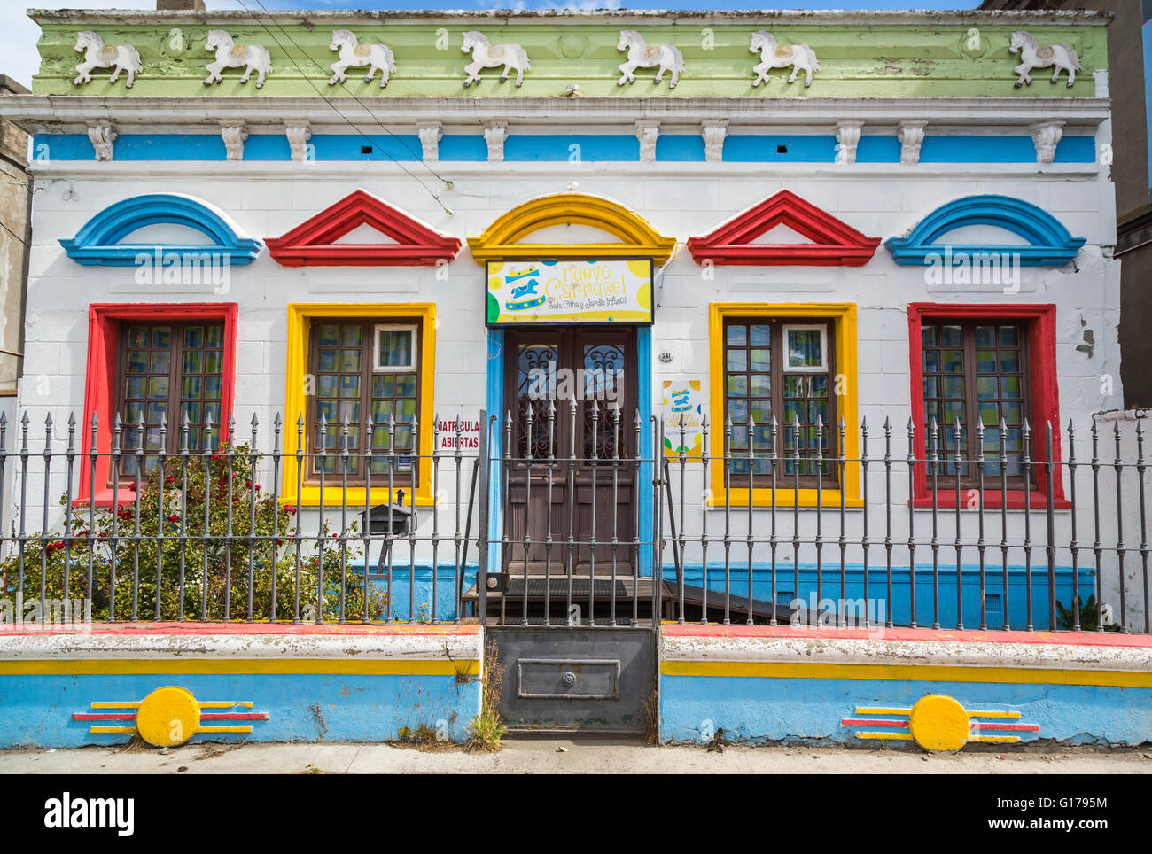 Eine bunte Kindertagesstätte Gebäude in Punta Arenas, Chile, Südamerika. Stockfoto