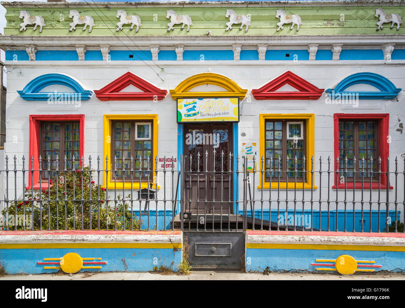 Eine bunte Kindertagesstätte Gebäude in Punta Arenas, Chile, Südamerika. Stockfoto