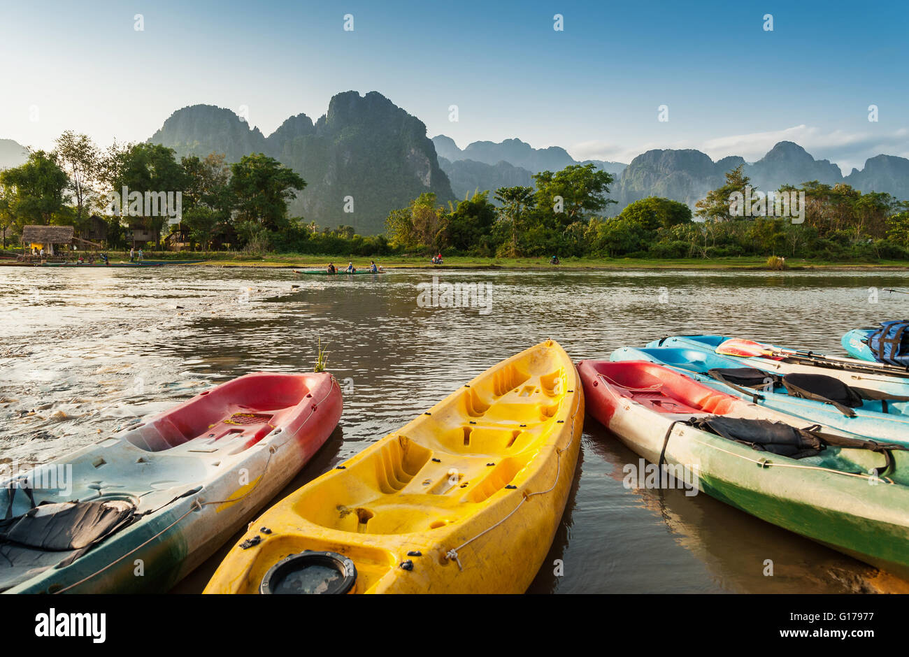 Kajak Boote im Nam Song River in Vang Vieng, Laos Stockfoto