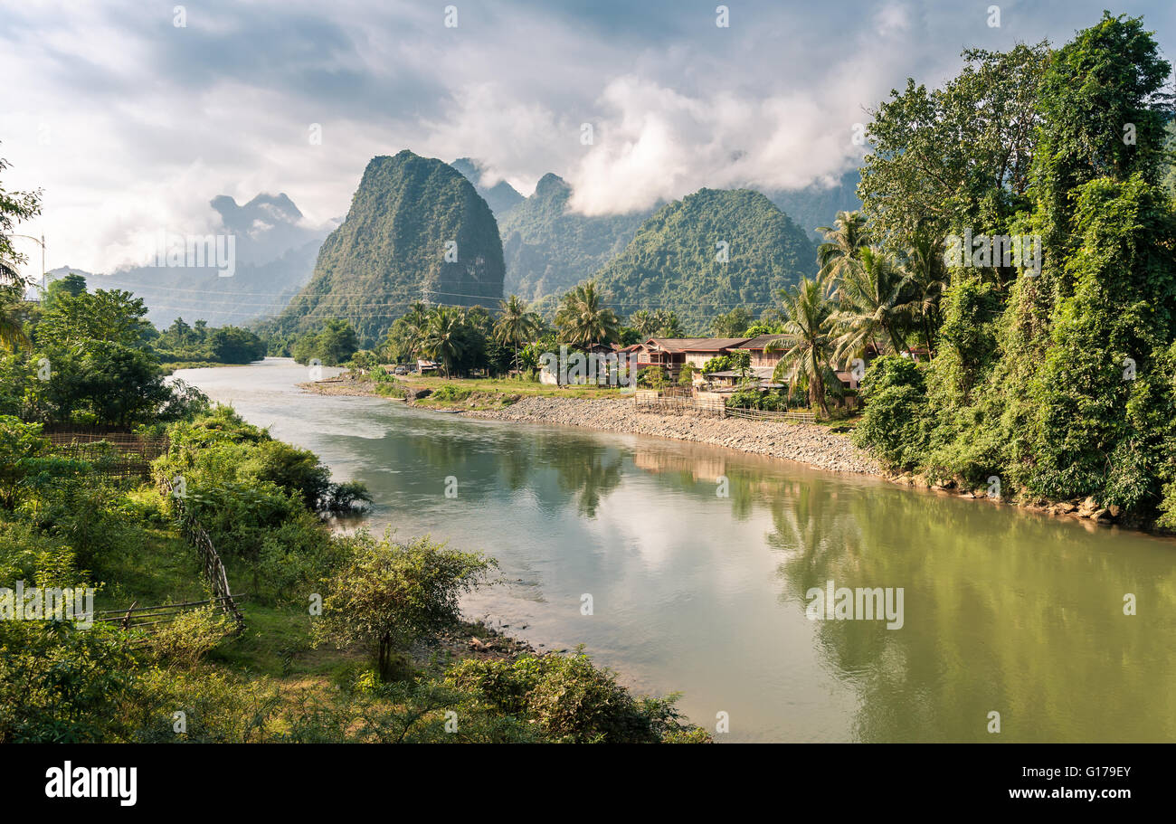 Landschaft des Nam Song Flusses in Vang Vieng, Laos Stockfoto