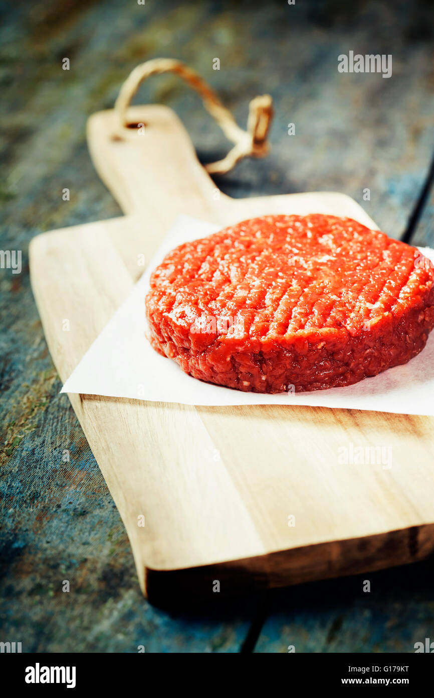 Rohen Boden Rindfleisch Fleisch Burger Steak Schnitzel auf Vintage Holzbrettern Stockfoto