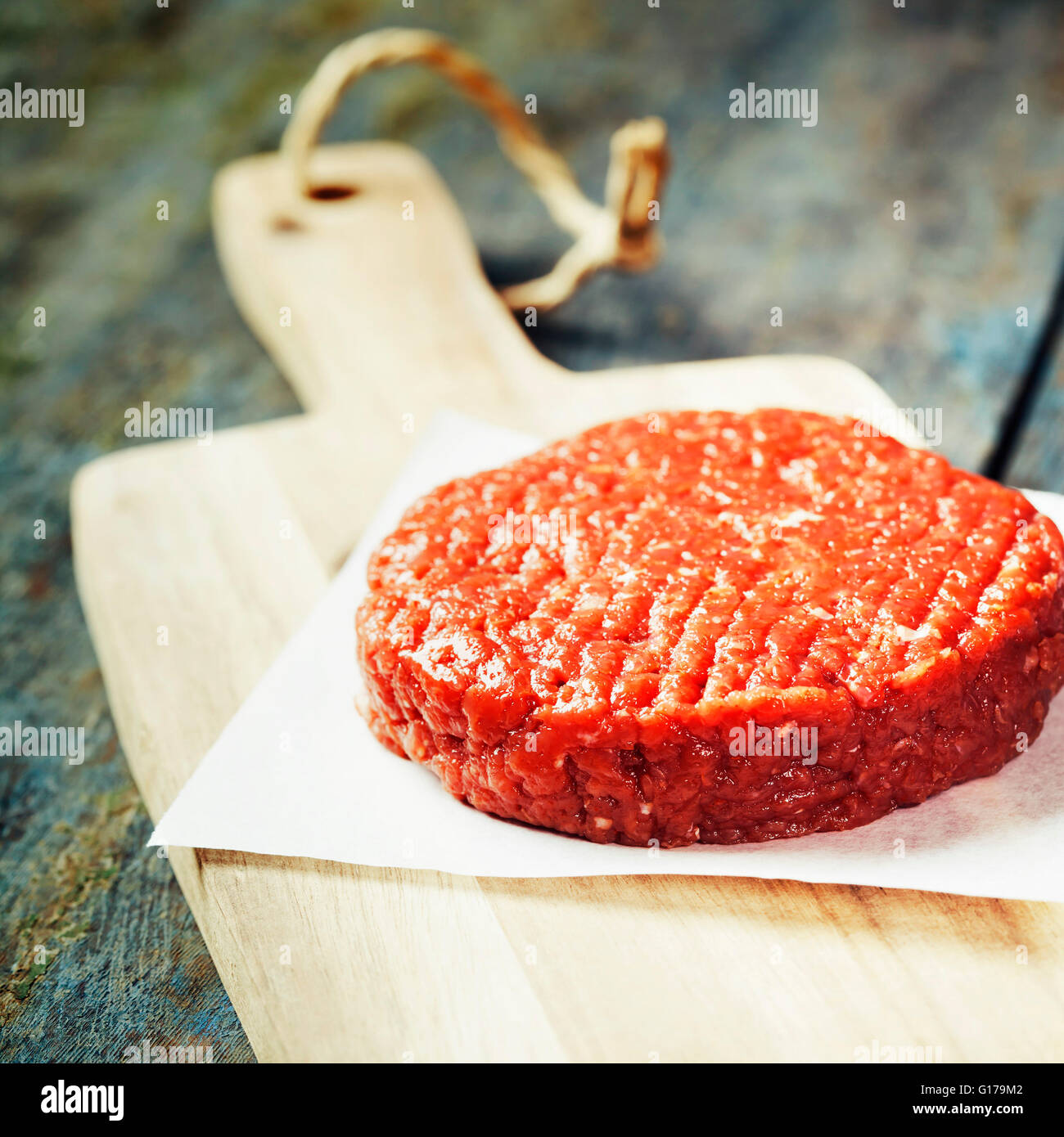 Rohen Boden Rindfleisch Fleisch Burger Steak Schnitzel auf Vintage Holzbrettern Stockfoto