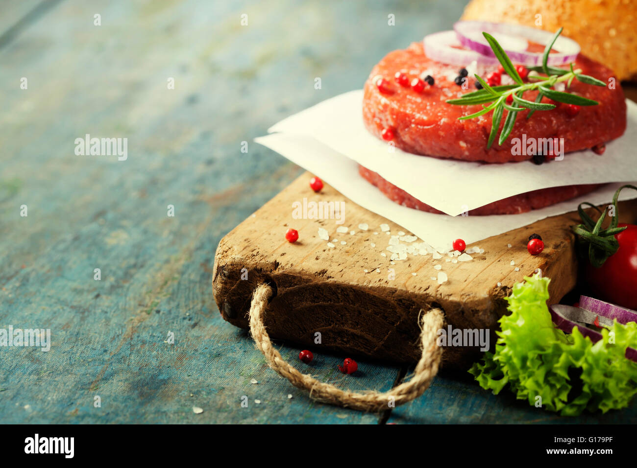 Rohen Boden Rindfleisch Fleisch Burger Steak Schnitzel mit Würze auf Vintage Holzbrettern Stockfoto