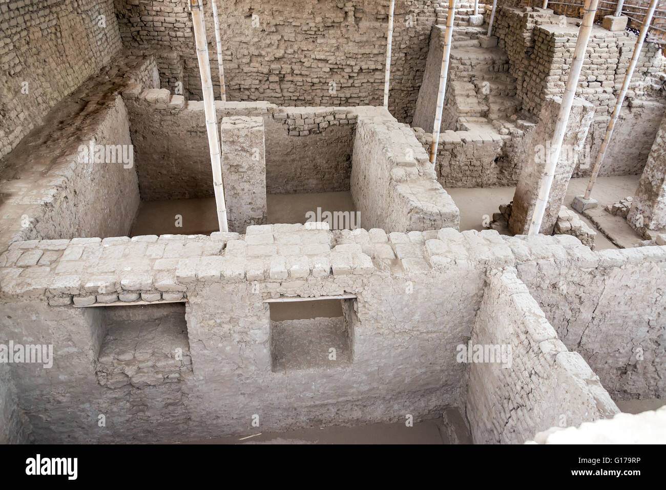 Blick auf verschiedene Räume in der alten Huaca De La Luna in Trujillo, Peru Stockfoto