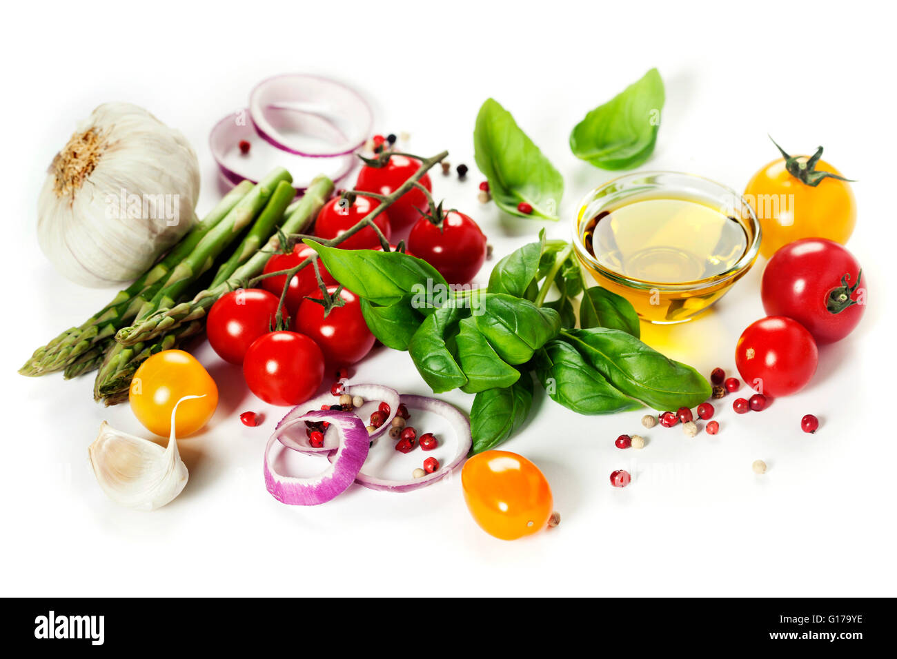 Frisches Gemüse auf weißem Hintergrund - gesundes Essen, vegetarisch oder Cooking Konzept Stockfoto