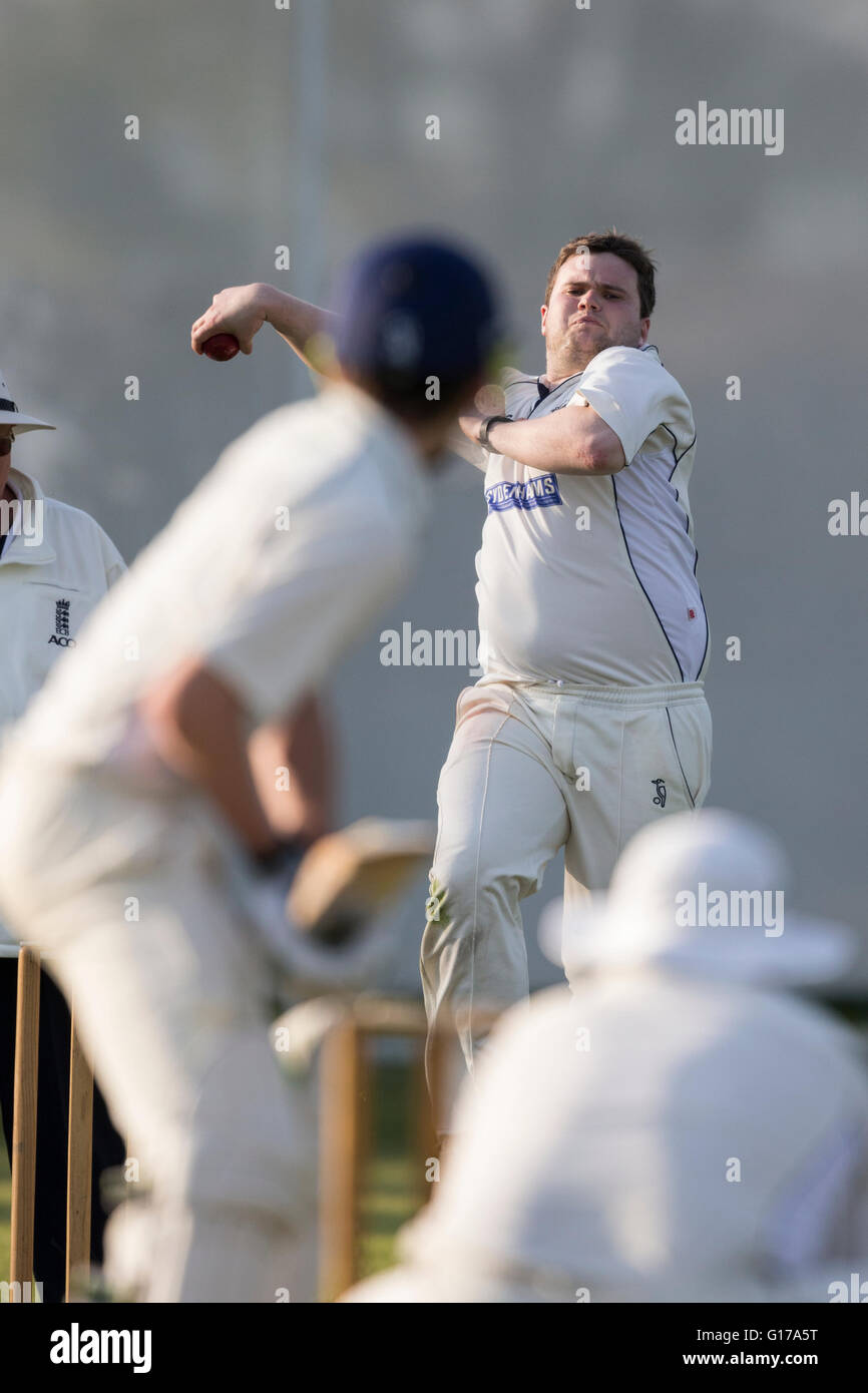 Marnhull CC 1. XI V Poole Stadt 1. XI, Poole CC Spieler bowling. Stockfoto