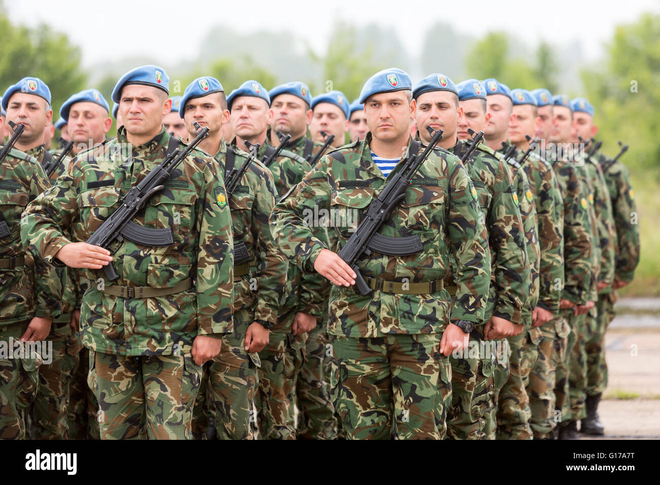 Sofia, Bulgarien - 4. Mai 2016: Soldaten der bulgarischen Armee für eine Parade der Armee bereiten auf Tag in Uniformen mit Kalas Stockfoto