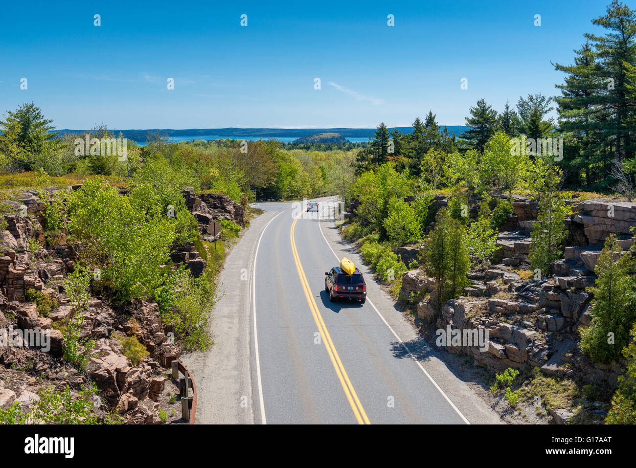 Autos fahren auf der Straße im Acadia National Park, Maine, USA Stockfoto