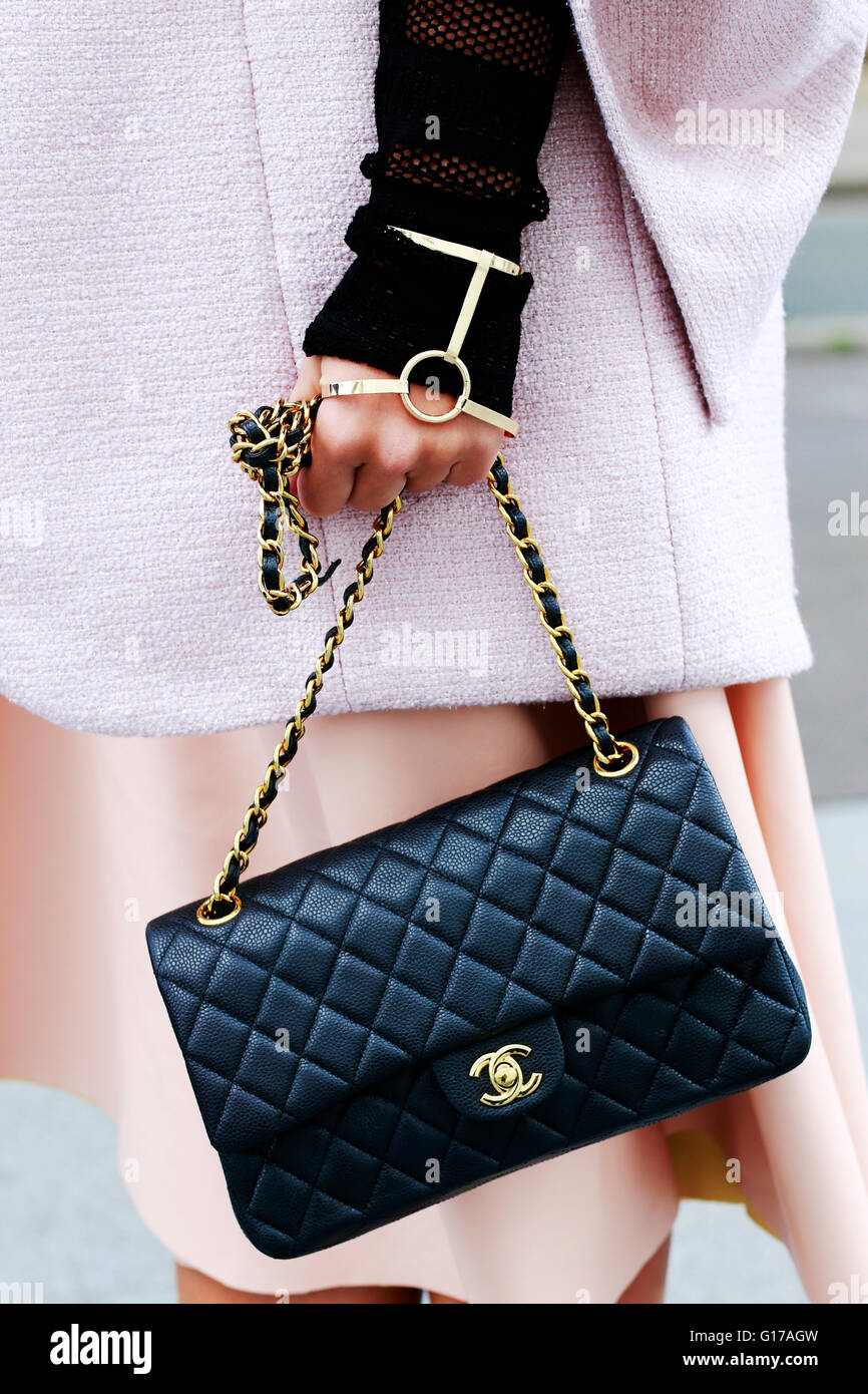 Chanel Bag Street Style Paris Fashion Week RTW 2016 2017 Stockfotografie Alamy