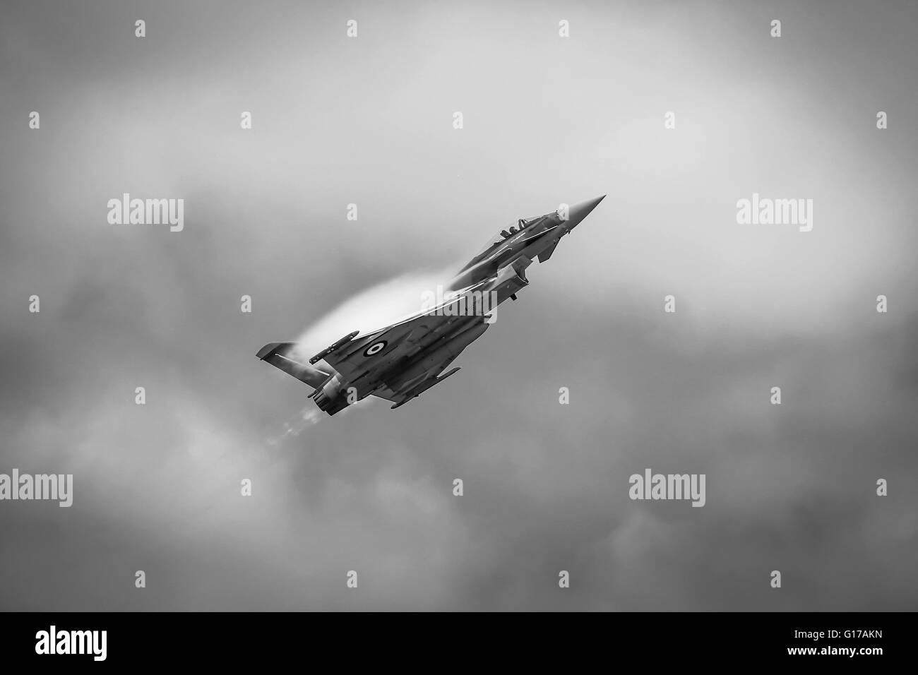 Flugzeuge, Jets und Hubschrauber fliegen Airshow in Stockfoto