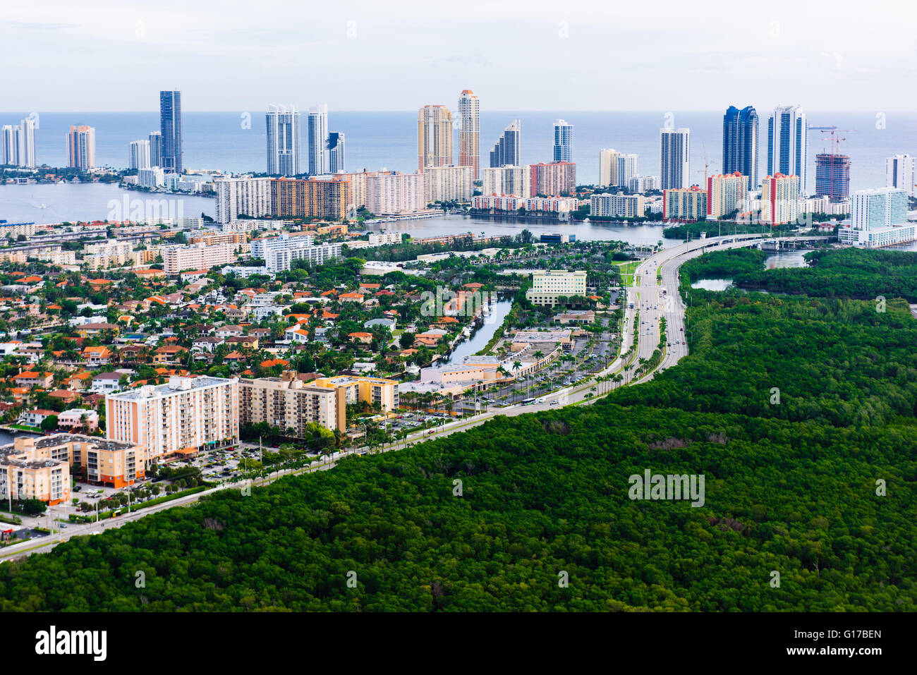 Luftbild von Wolkenkratzern und Zersiedelung, Aventura, Miami, Florida, USA Stockfoto