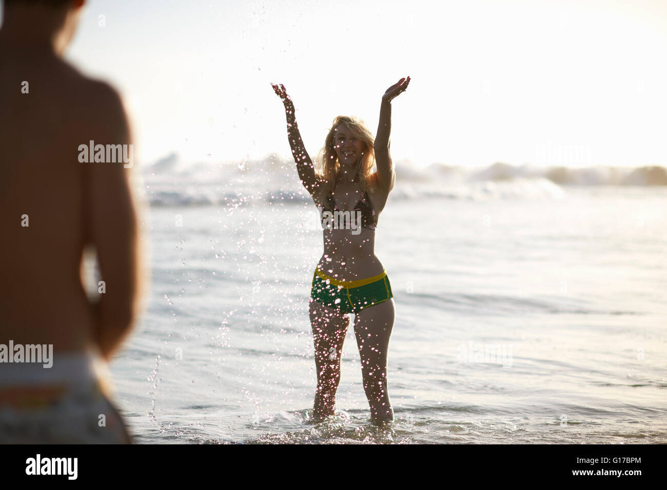 Frau im Ozean tragen Bikini Arme hob plantschen Stockfoto