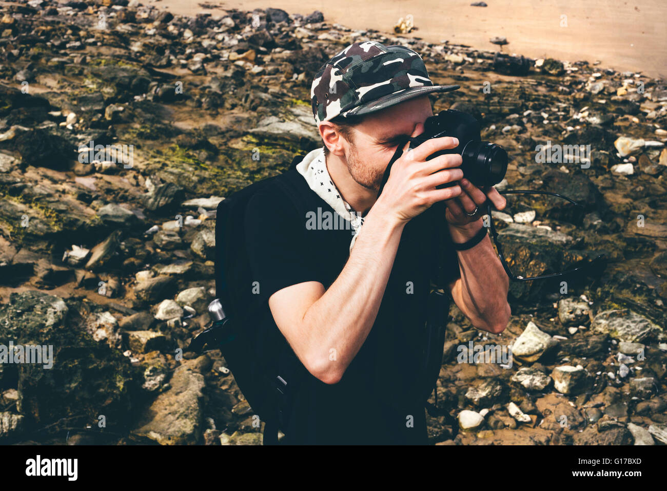 Männlichen Fotografen Fotografieren am Strand, Crystal Cove State Park, Laguna Beach, Kalifornien, USA Stockfoto