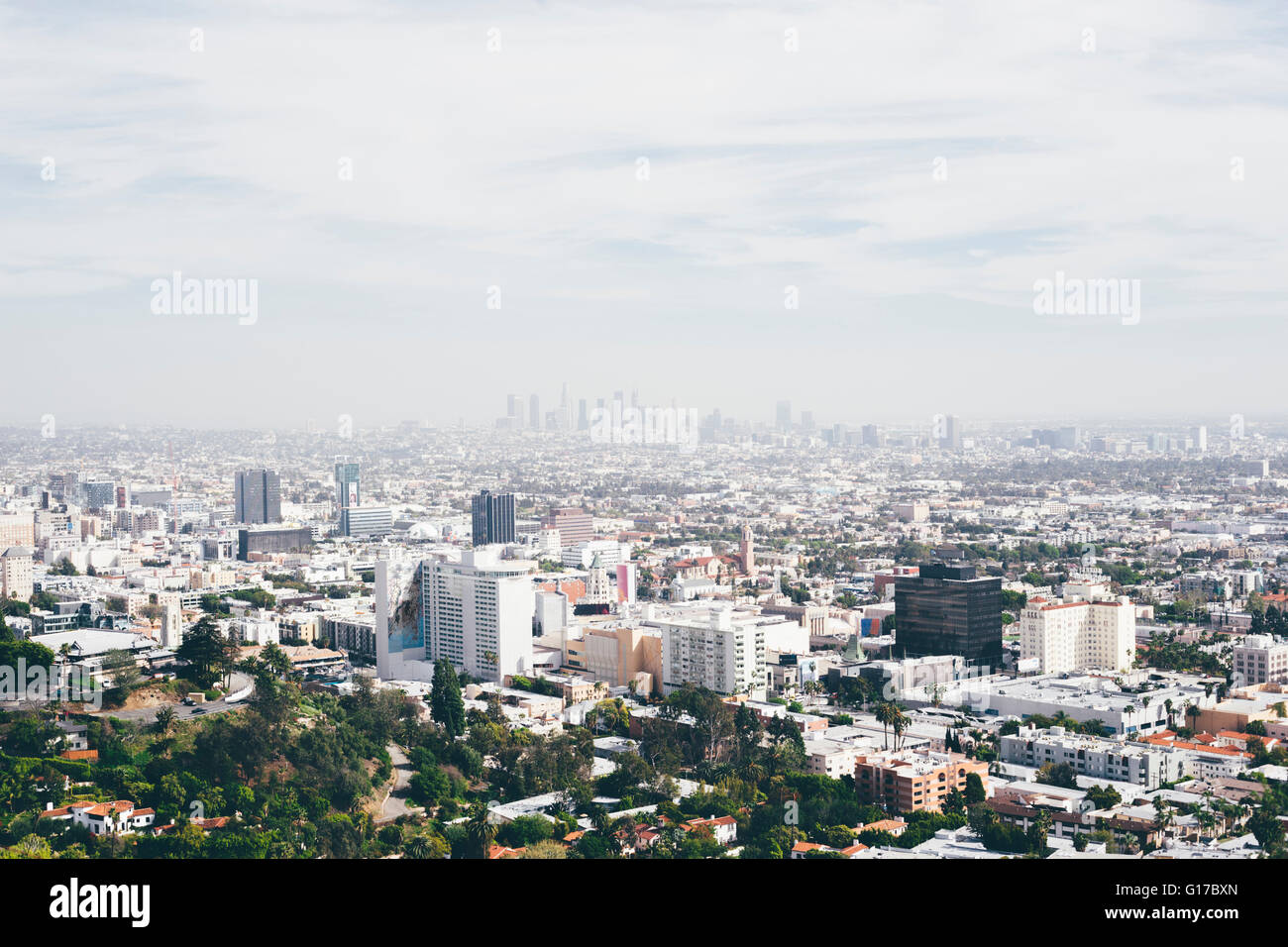 Erhöhten Blick auf Stadtbild mit smoggy entfernte Skyline, Los Angeles, Kalifornien, USA Stockfoto