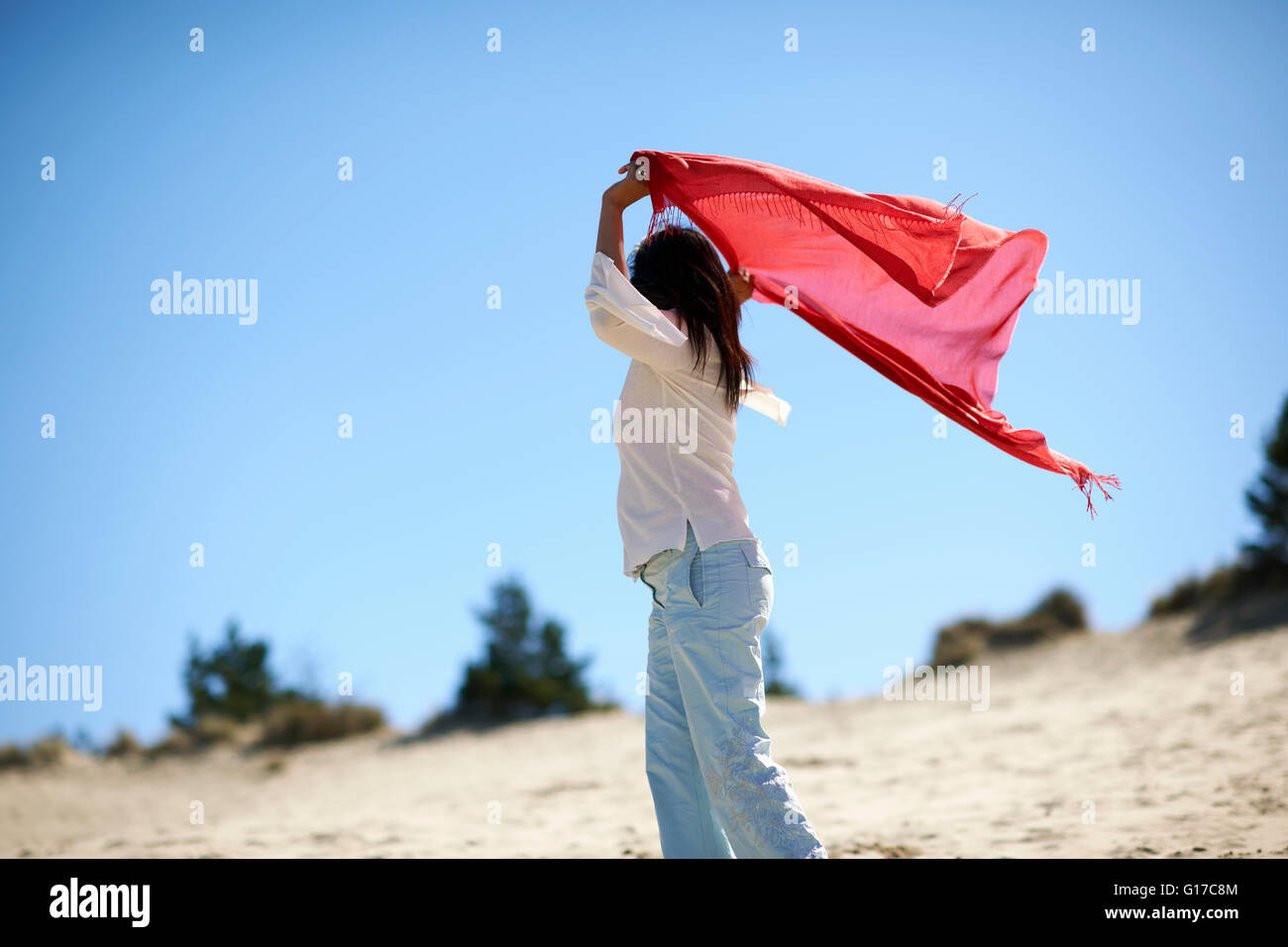 Frau im roten Schal Strandleben genießen Stockfoto