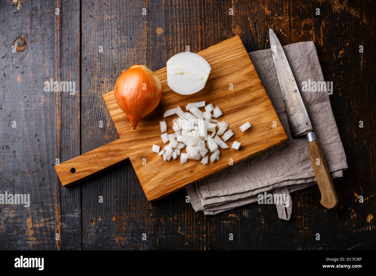 Gehackte Zwiebel auf hölzernen Schneidmesser Board und Küche Stockfoto