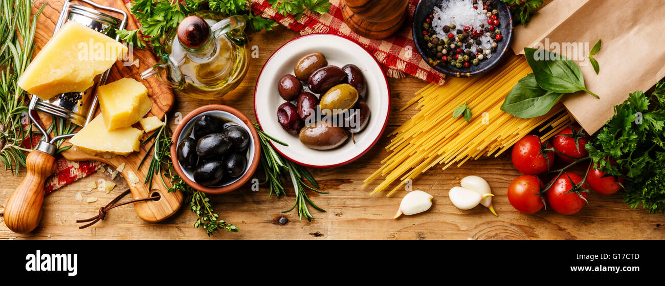 Italienische Lebensmittel und Snacks auf hölzernen Hintergrund Stockfoto