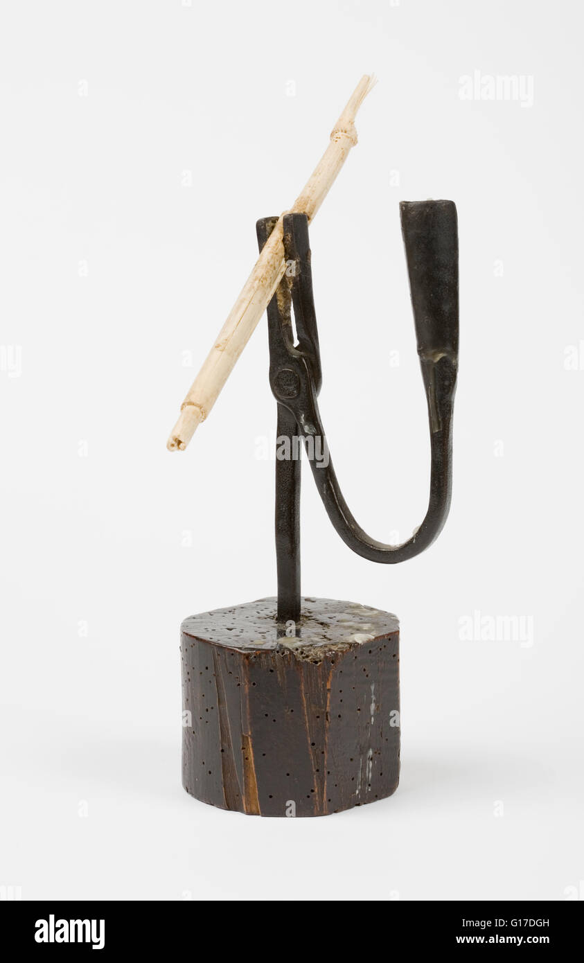 Eisen-Rushlight und Kerze-Halter mit einem Holzsockel gemacht in Irland, 1700-1800. Stockfoto