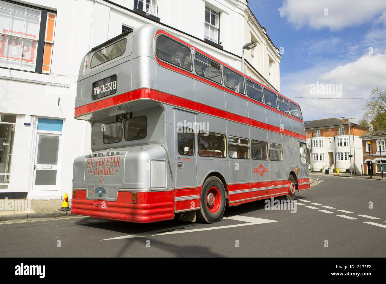 Oldtimer Bus Event in Winchester, Hampshire. Silber Doppeldecker Leyland Atlantean in gestoppt geben Wege-Kreuzung. Stockfoto