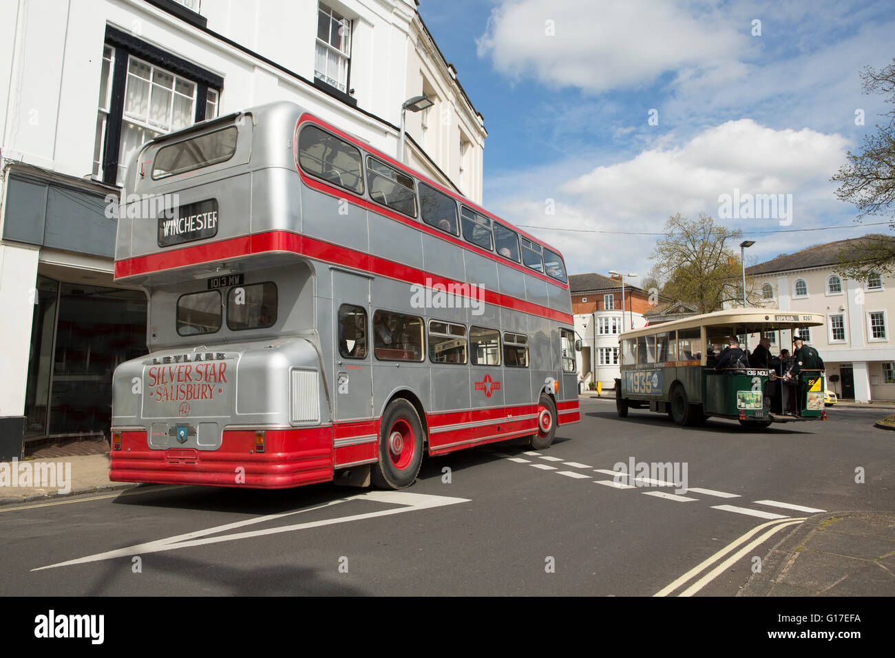 Oldtimer Bus Event in Winchester, Hampshire. Silber-Doppeldecker Leyland Atlantean mit roten Streifen, hielten wir an einer Kreuzung. Stockfoto