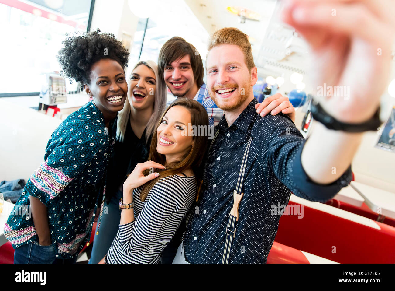 Junge Menschen, die die Selfie im diner Stockfoto