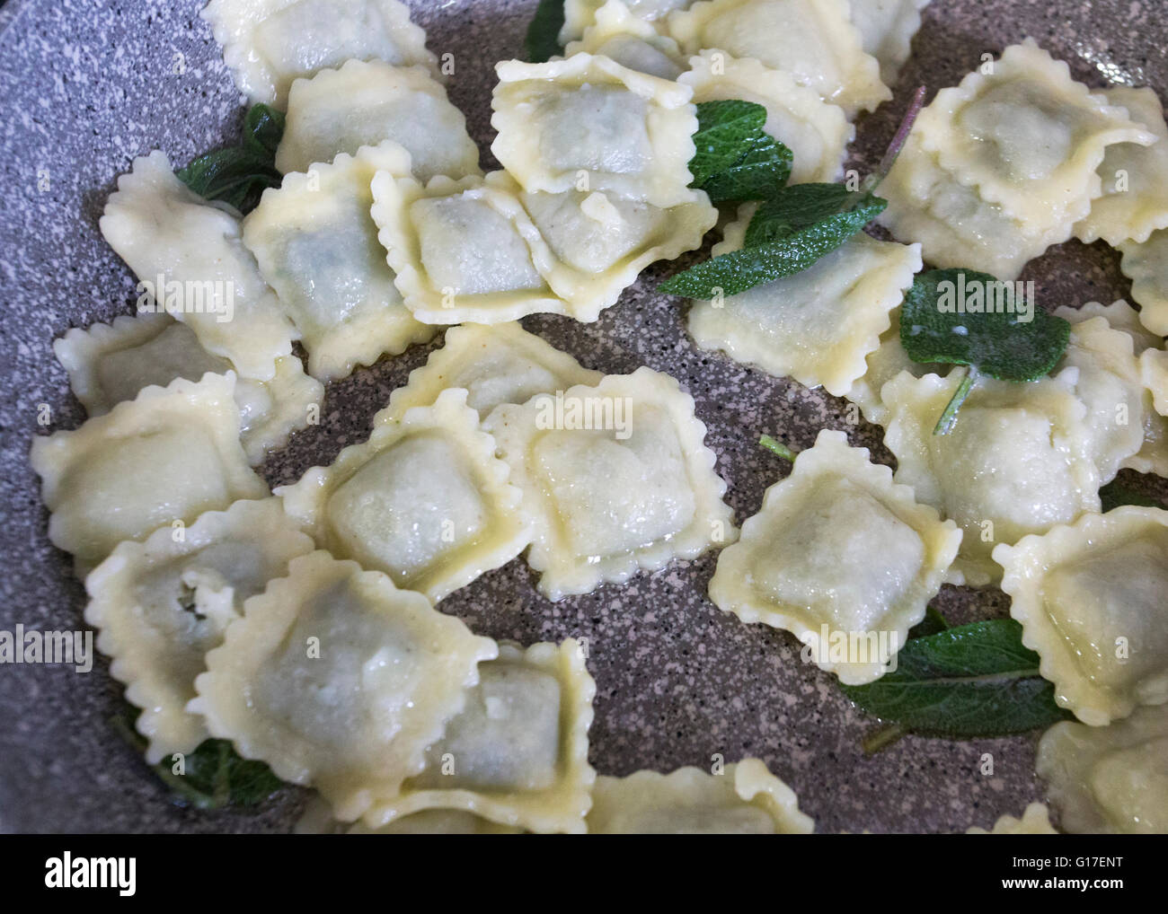 Spinat und Ricotta gefüllte Ravioli mit Salbeibutter Stockfotografie ...