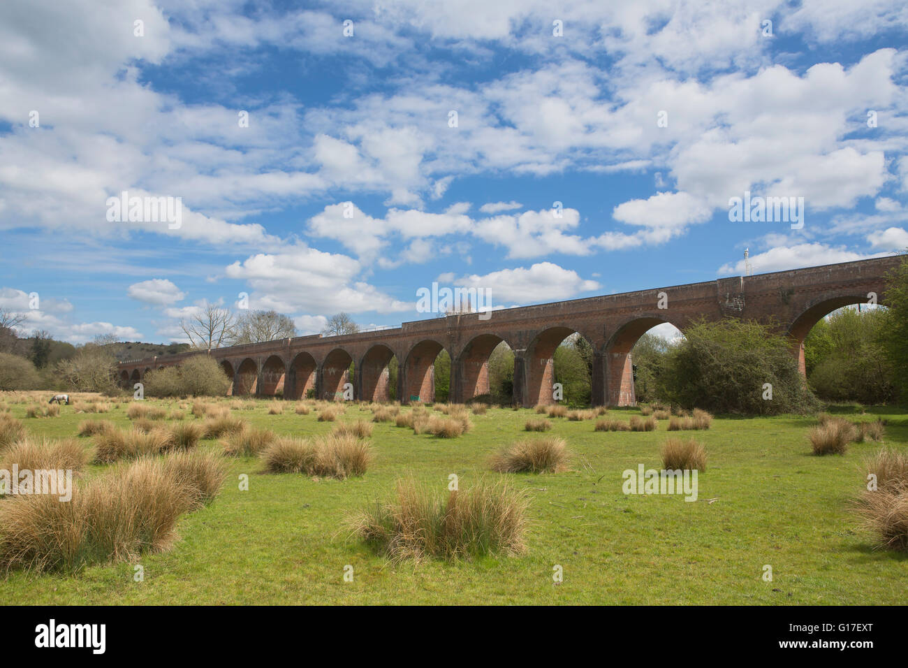 Hockley stillgelegten Eisenbahnviadukt über einem Tal in der Nähe von Winchester in Hampshire. Jetzt Teil von National Cycle route 23. Überspannt den Fluss Itchen Stockfoto
