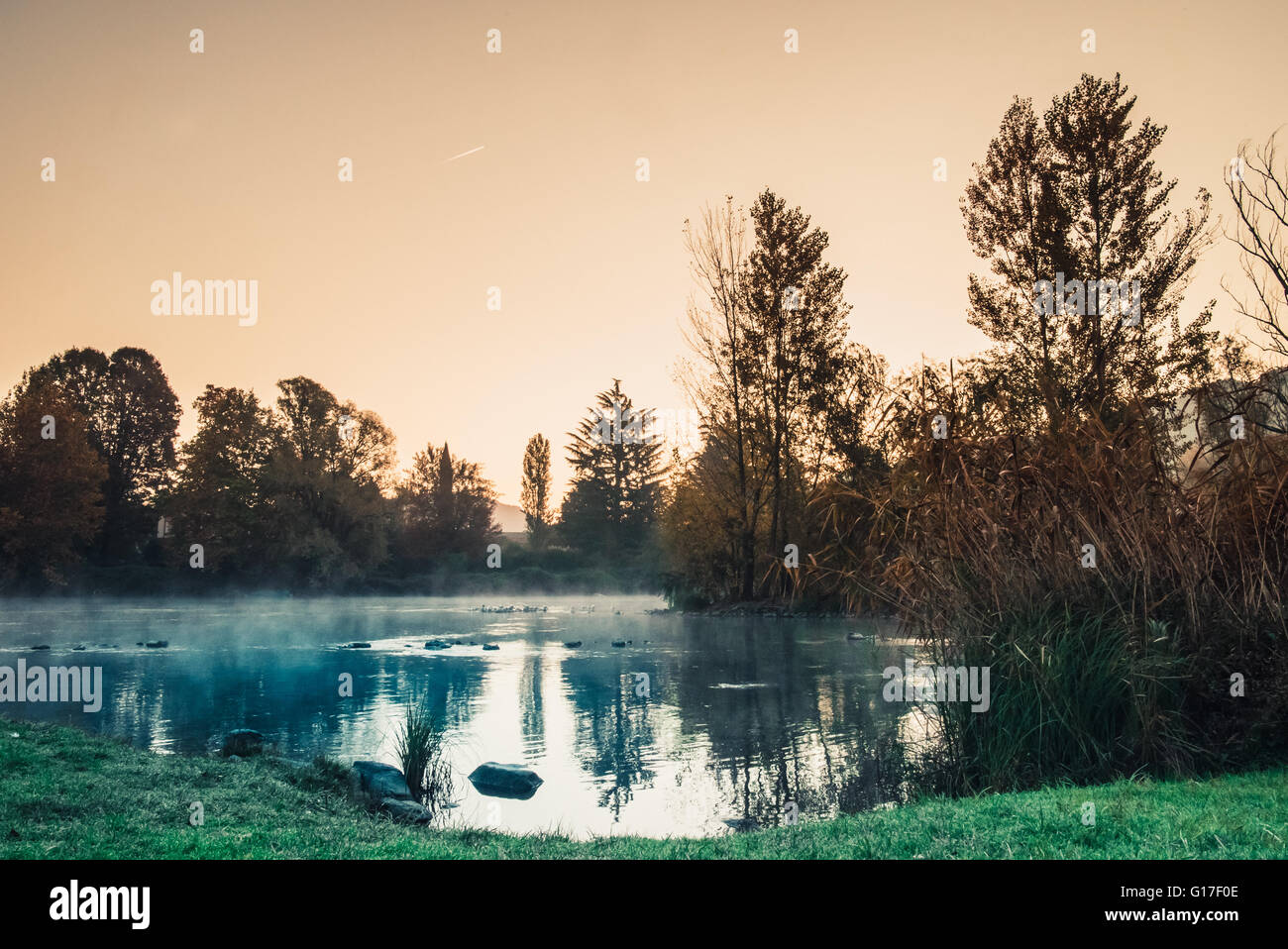 Wunderbaren Sonnenaufgang am ruhigen Fluss mit vegetation Stockfoto