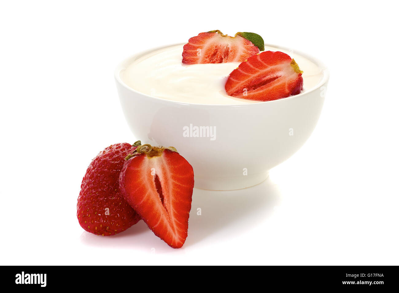 Weißer joghurt Ausgeschnittene Stockfotos und -bilder - Alamy