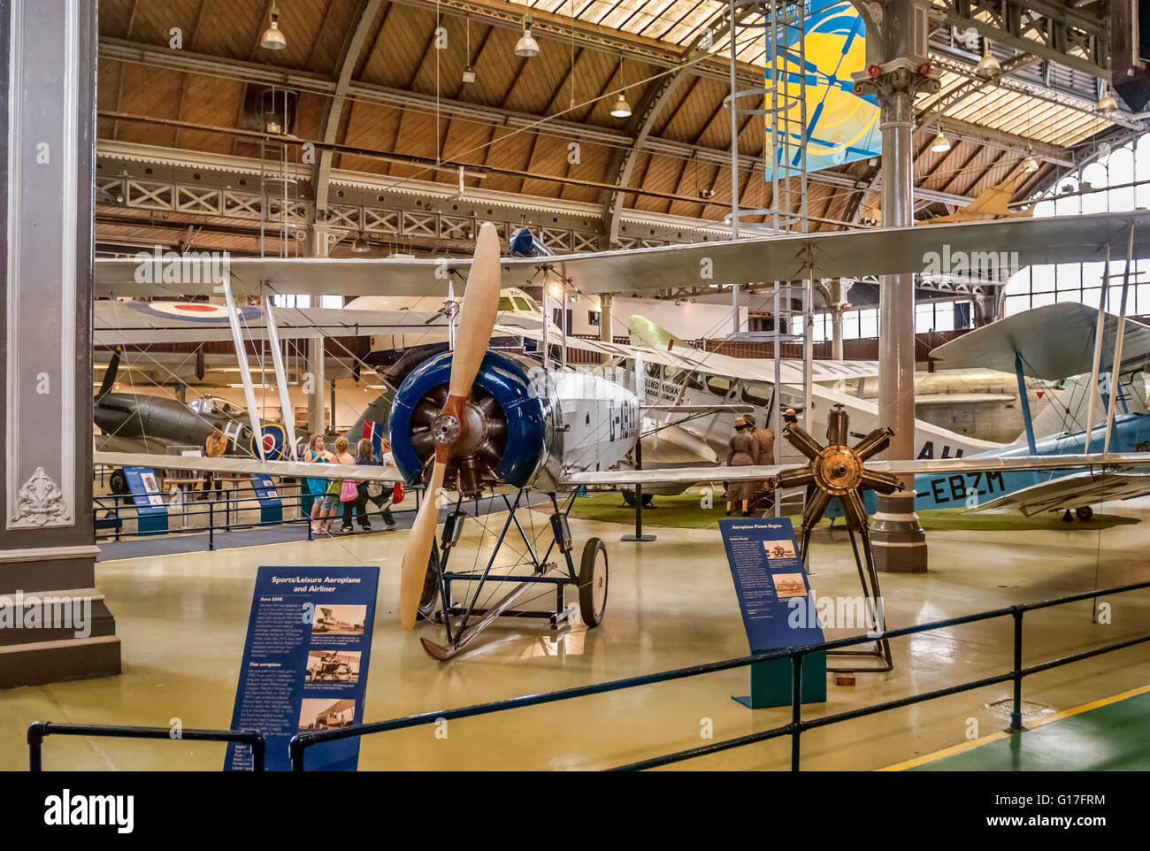 Flugzeuge auf Anzeigen der Luftraum & Halle an das Museum of Science and Industry in Manchester (MOSI), England. Stockfoto