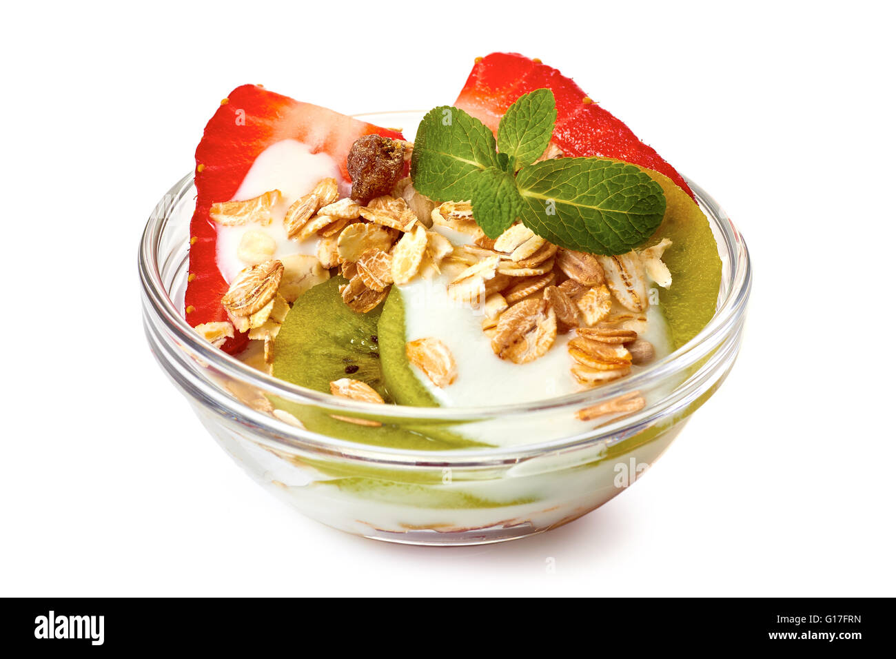 Joghurt mit Müsli, Erdbeeren und Kiwi. Stockfoto