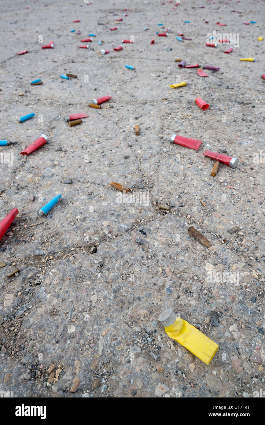 Schrotflinte Shell und Aufzählungszeichen Gehäuse littering eine alte Straße in einem Gebiet für Zielübungen verwendet in der Nähe von Thistle, Utah. Stockfoto