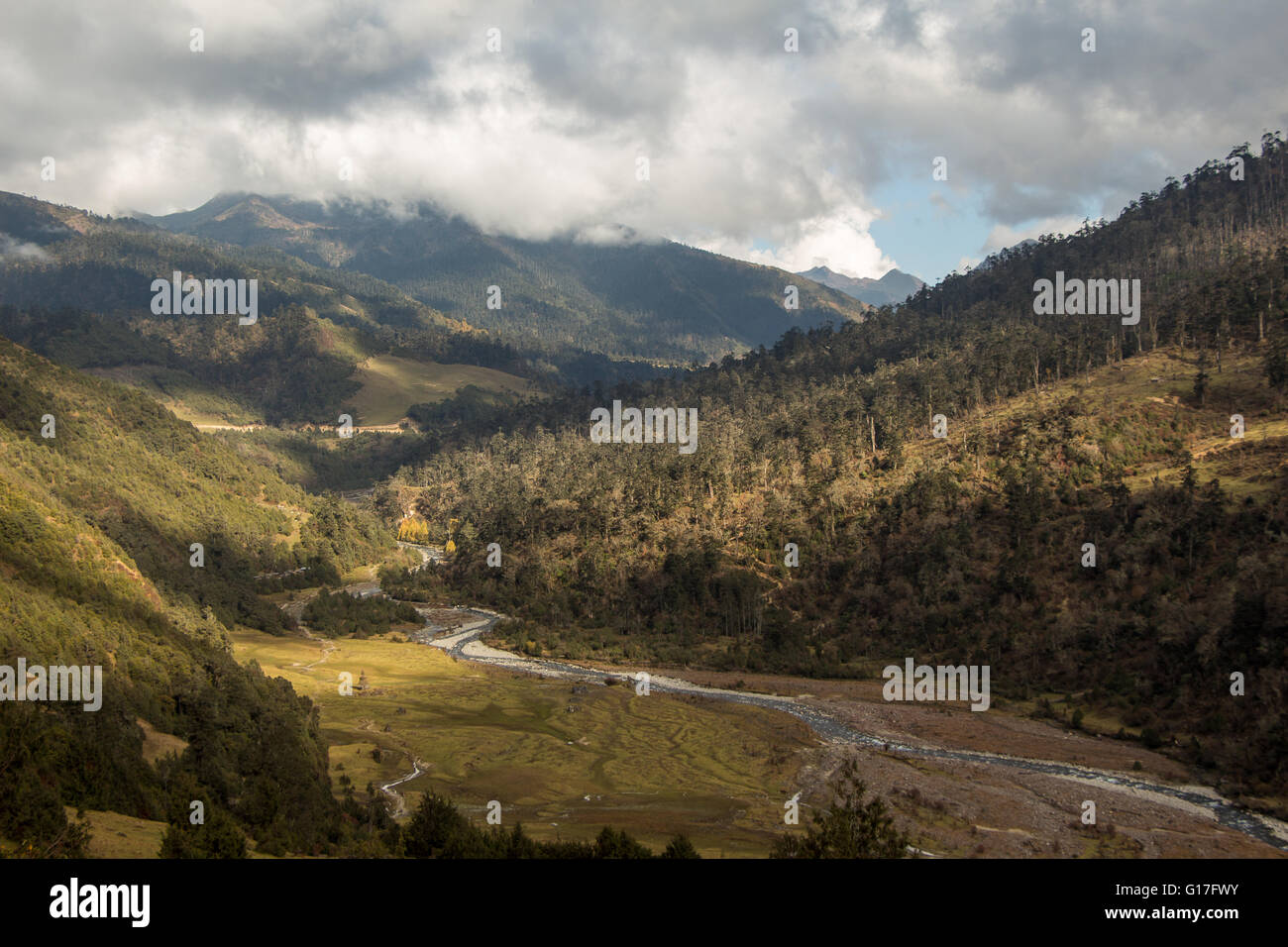 Tal in Ost Bhutan auf Merak-Sakteng Wanderung in das Naturschutzgebiet Stockfoto