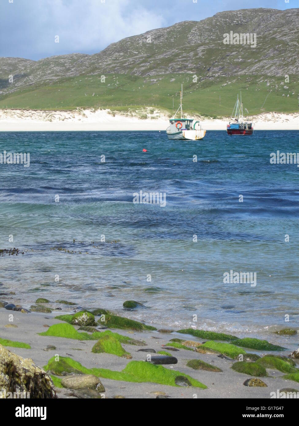 Blick über Vatersay Bay, äußeren Hebriden mit Angelboote/Fischerboote vor Anker in der Bucht Stockfoto